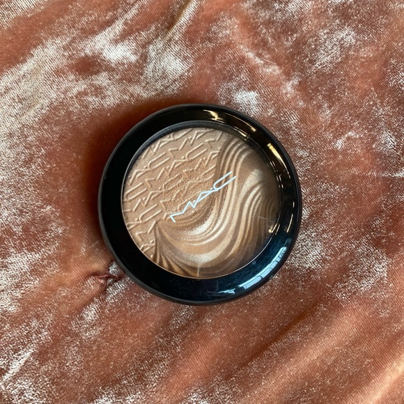✨MAC LE Extra Dimension Skinfinish in Whisper of Gilt✨ - Picture 2 of 3